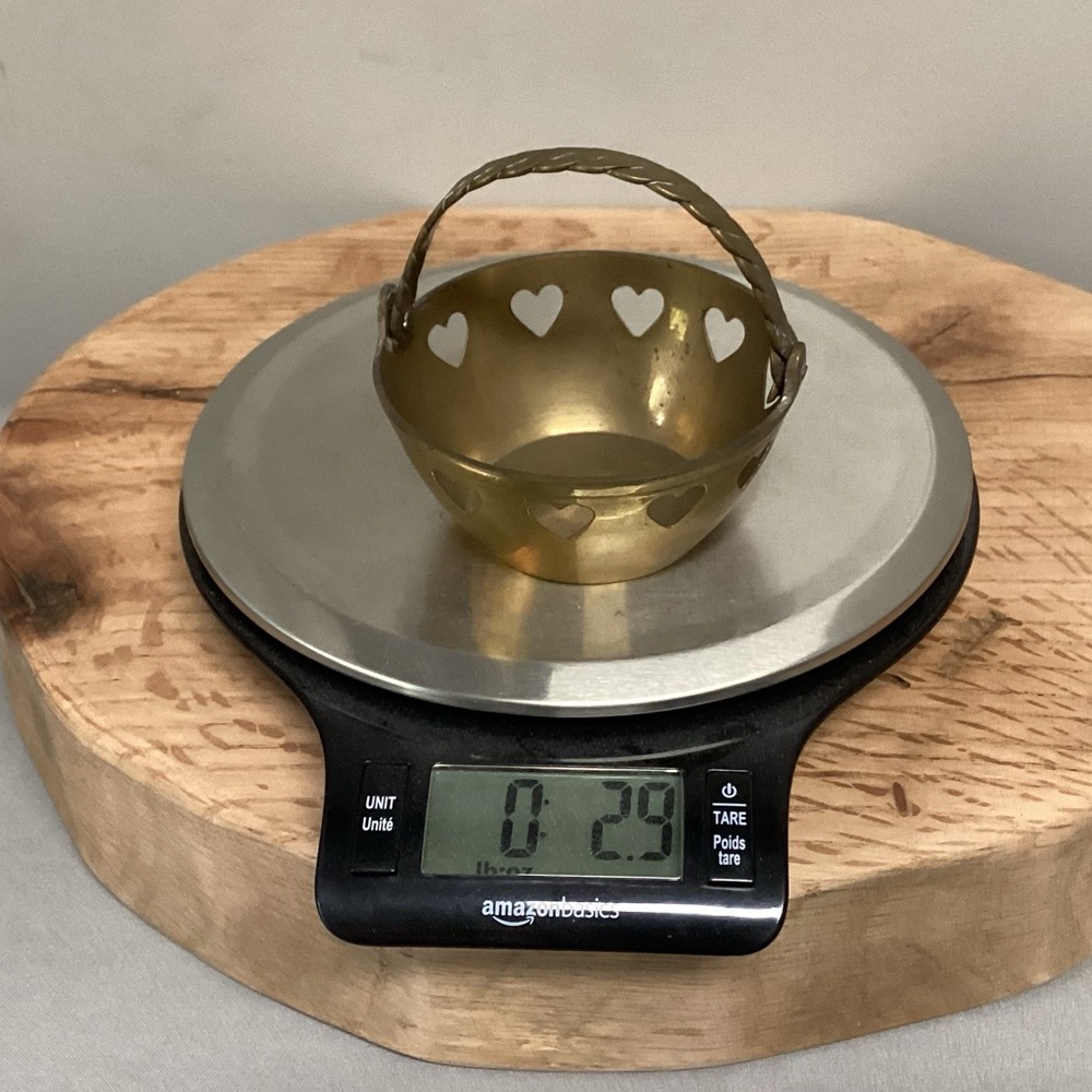 🟡 Vintage - Solid Brass Heart Cutouts Basket with Handle - Very Unique - Picture 9 of 9